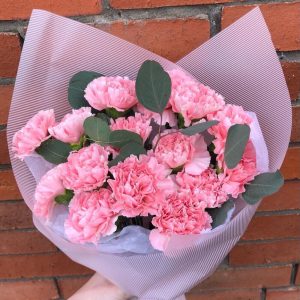 Букет из 15 розовых гвоздик в упаковке — Бизнес букеты