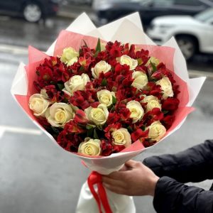 Букет из красных альстромерий  роз — Бизнес букеты