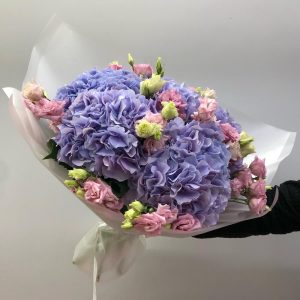 Букет из фиолетовых гортензий и эустомы — Букеты цветов