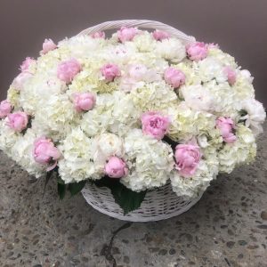 Большая корзина с гортензиями и пионами — Букеты цветов