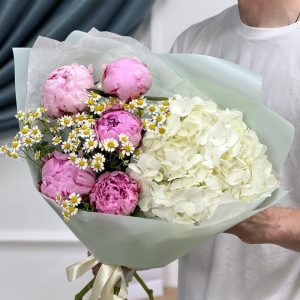 Букет с пионами и гортензией «Красавица» — Букеты цветов