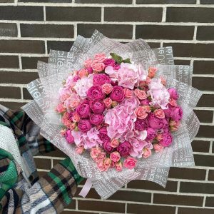 Пионовидные розы с гортензией в букете «Милан» — Букеты цветов