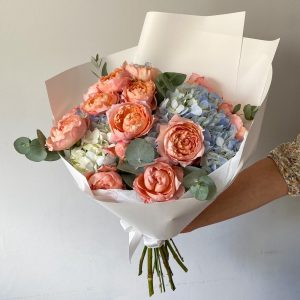 Букет из пионовидных роз и голубых гортензий