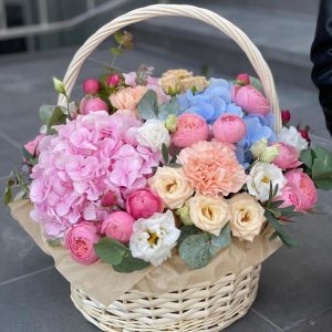 Корзина с гортензиями и пионовидной розой — Букеты цветов