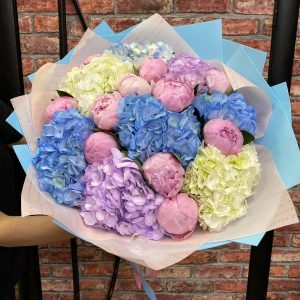 Букет из гортензий и розовых пионов — Букеты цветов