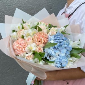 Авторский букет с гортензией и розами — Букеты цветов
