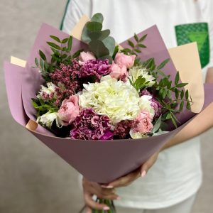 Букет с диантусами и гортензией — Букеты цветов