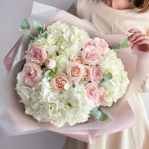 Нежный букет с пионовидными розами и гортензиями «Мороз» — Букеты цветов