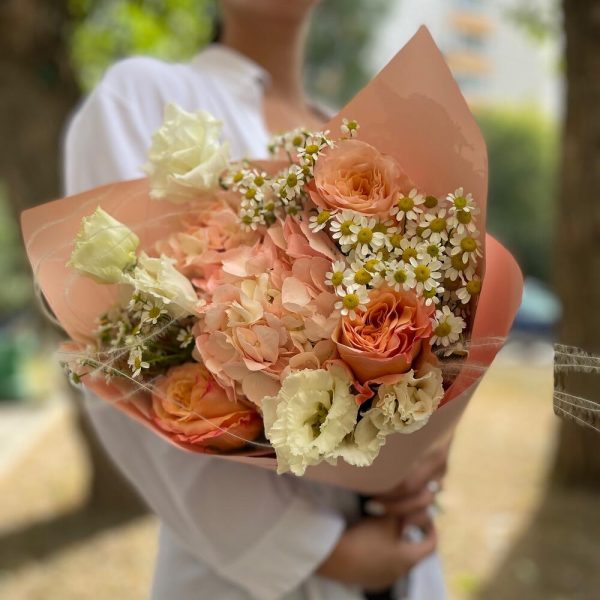 Букет из гортензии, пионовидной розы и ромашки — Букеты цветов