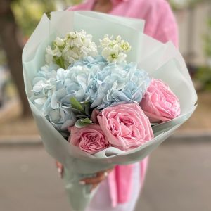 Букет из пионовидных роз, гортензии и маттиолы — Букеты цветов