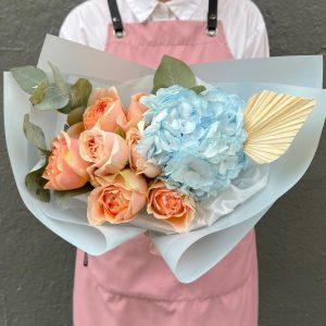 Авторский букет с гортензией и пионовидными розами — Букеты цветов