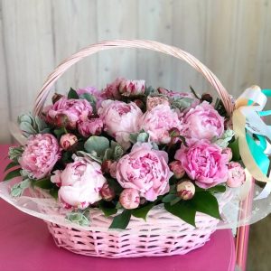 Букет из 35 розовых пионов в корзине — Пионы