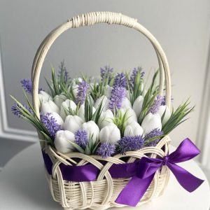 Букет из 15 белых тюльпанов в корзине — Тюльпаны