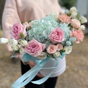Гортензии и пионовидные розы в коробке — Букеты цветов