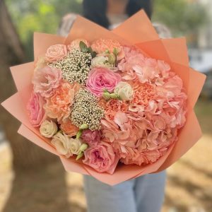 Букет из гортензии, пионовидной розы и дианиуса — Букеты цветов