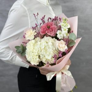 Букет с гортензией Линди — Букеты цветов