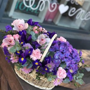 Корзина с гортензией и ирисами — Букеты цветов