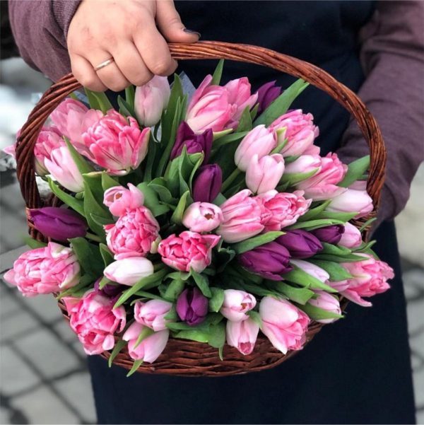Букет из 35 ярких тюльпанов в корзине — Тюльпаны