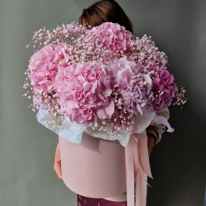 Цветы в коробке с розовой гортензией, розовой гипсофилой — Букеты цветов