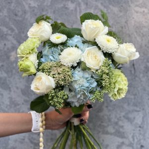 Букет из голубой гортензии и роз — Букеты цветов