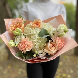 Букет с гортензией, пионовидными розами и эустомой — Букеты цветов