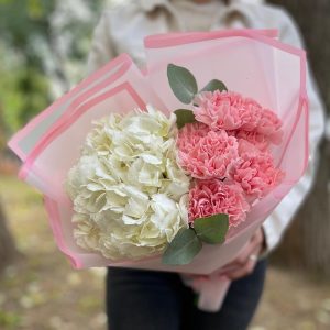 Букет из розовых гвоздик и гортензии — Букеты цветов