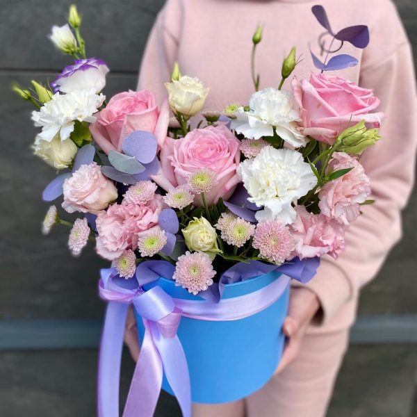 Цветы в коробке с розами и гвоздикой — Бизнес букеты