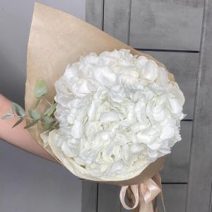 Букет из 3 белых гортензий Микс в крафте — Букеты цветов