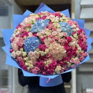 Букет из кустовых роз с гортензий — Букеты цветов