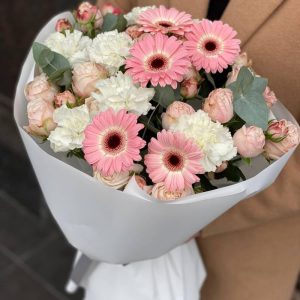 Нежный букет с герберами и диантусом — Букеты цветов