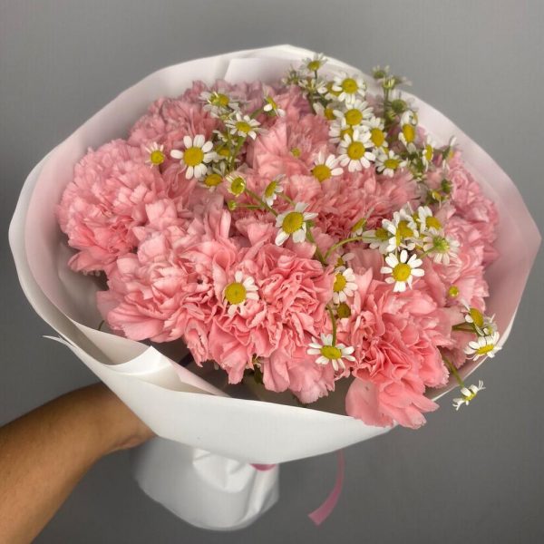 Букет из 15 розовых гвоздик с ромашками — Бизнес букеты