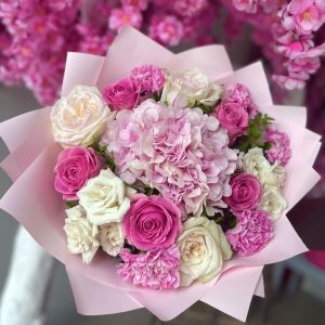 Букет из розовых гортензий и роз — Букеты цветов