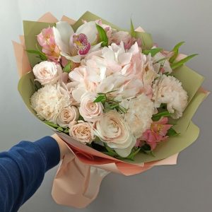 Букет из гортензии и роз «Моника» — Букеты цветов