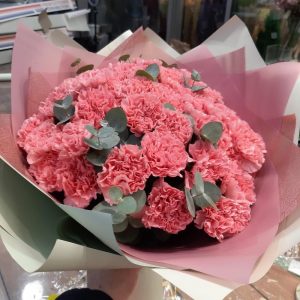 Букет из 49 розовых гвоздик с эвкалиптом — Бизнес букеты