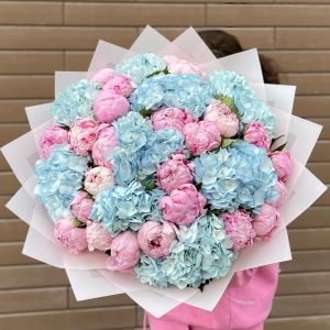 Розовые пионы с голубыми гортензиями — Букеты цветов