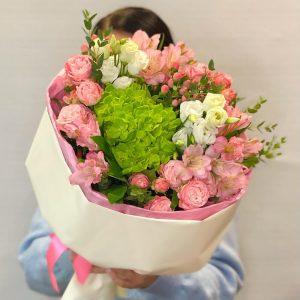 Букет из роз, гортензии и альстромерии — Букеты цветов