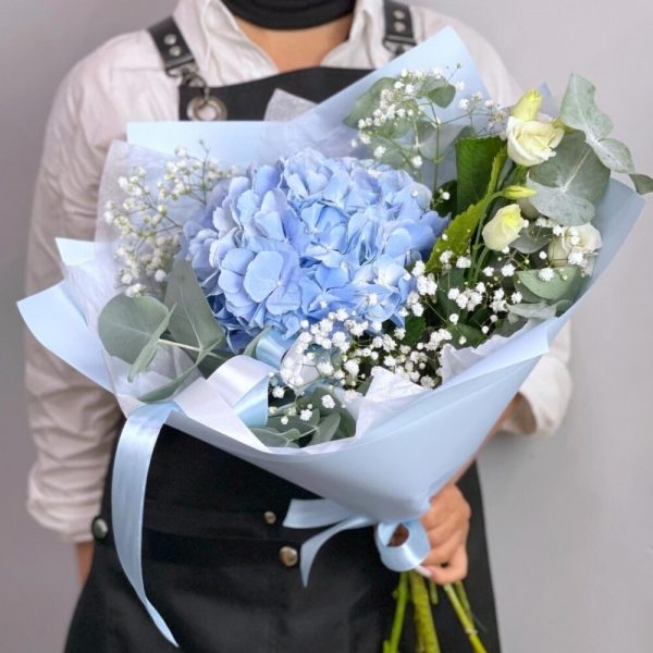 Букет с голубой гортензией и эвкалиптом — Букеты цветов