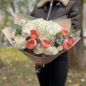 Сборный букет с пионовидными розами и гортензией — Букеты цветов