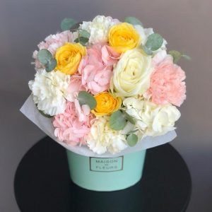 Цветы в коробке с розовой гортензией — Букеты цветов