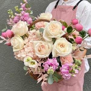 Корзина пионовидные розы, гортензия, маттиола — Букеты цветов