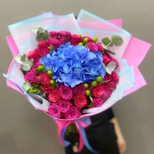 Авторский микс из синей гортензии и роз — Букеты цветов