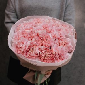 Букет из 25 розовых гвоздик в упаковке — Бизнес букеты