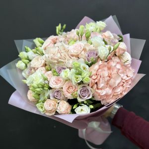 Букет из гортензии и роз «Фисташка» — Букеты цветов