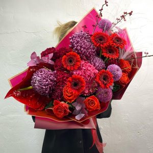 Яркий бордовый букет с гортензией, хризантемой и герберами