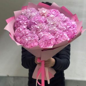 Букет из 21 розовой гортензии