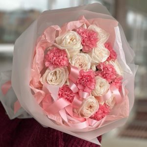 Букет из белых роз и гвоздик — Бизнес букеты