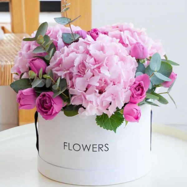 Букет из розовых роз и гортензий в коробке — Букеты цветов