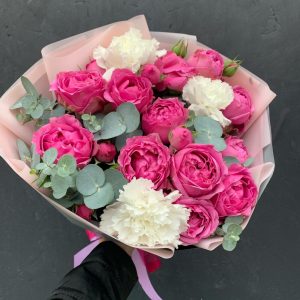 Букет из пионовидных роз, гвоздик и эвкалипта Кэнди — Бизнес букеты