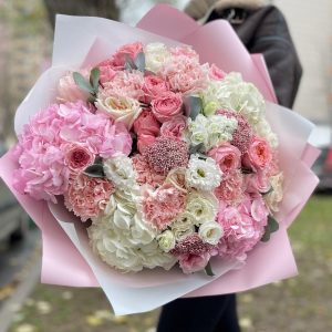 Авторский букет с пионовидными розами и гортензией — Букеты цветов