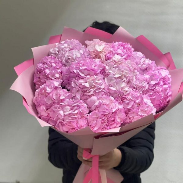 Букет из 19 розовых гортензий